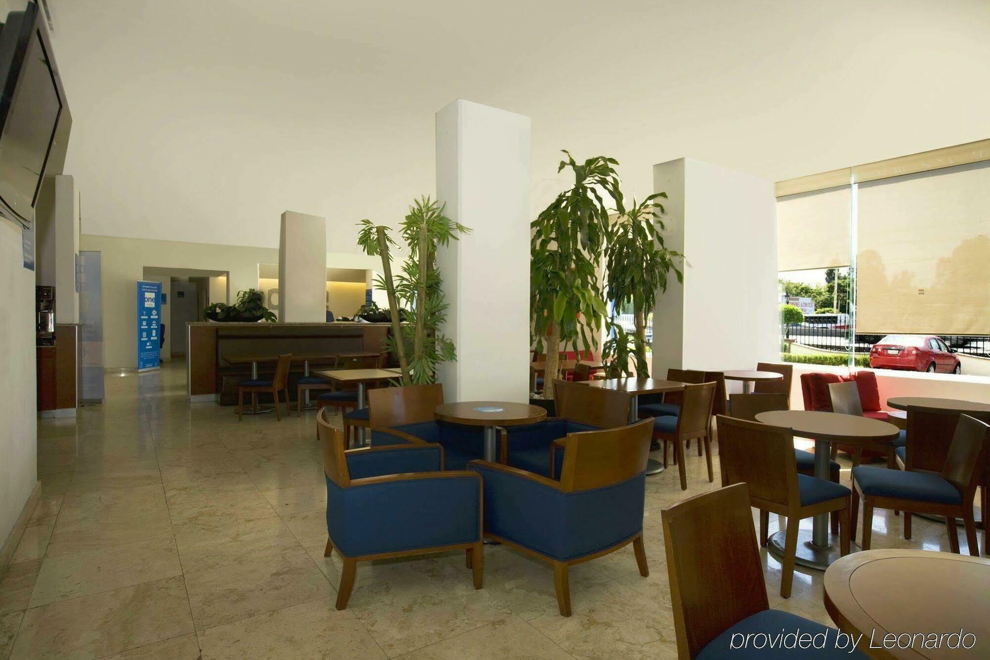 One Queretaro Plaza Galerias Hotel Restaurant foto